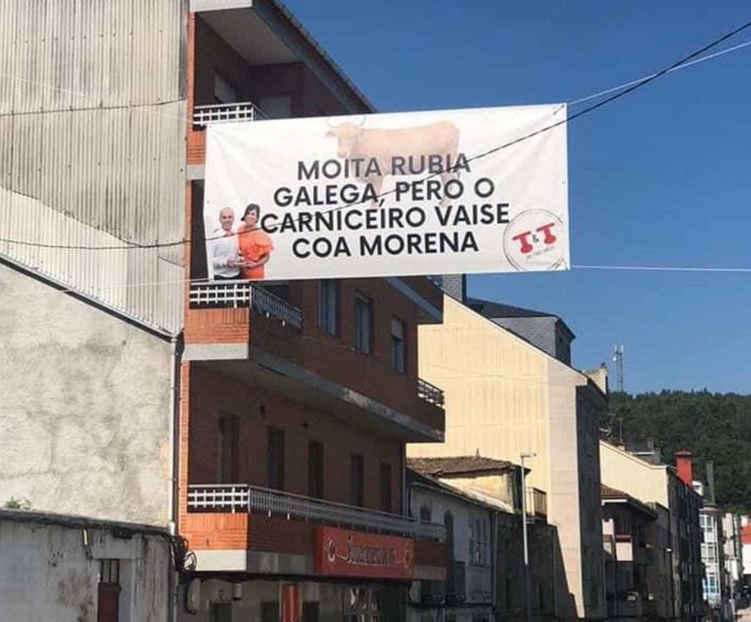 Pancarta viral dunha voda en Vila de Cruces