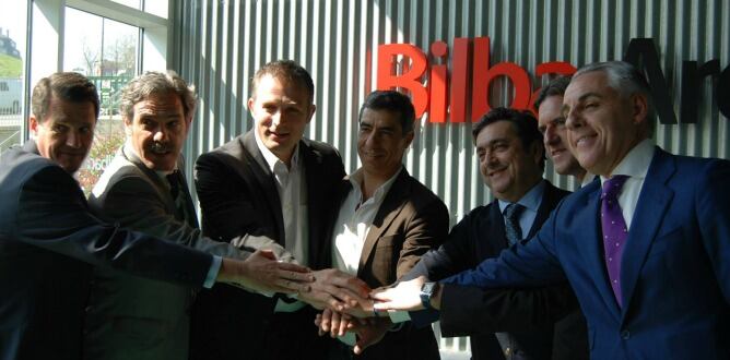 Gorka Arrinda y el nuevo equipo gestor, en la sala de prensa del Bilbao Arena