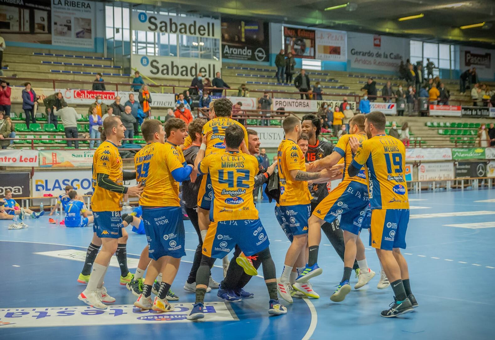 La alegría de los amarillos tras su último triunfo en casa ante Sarrià