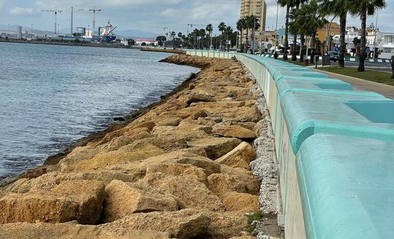 Escollera de Poniente en La Línea