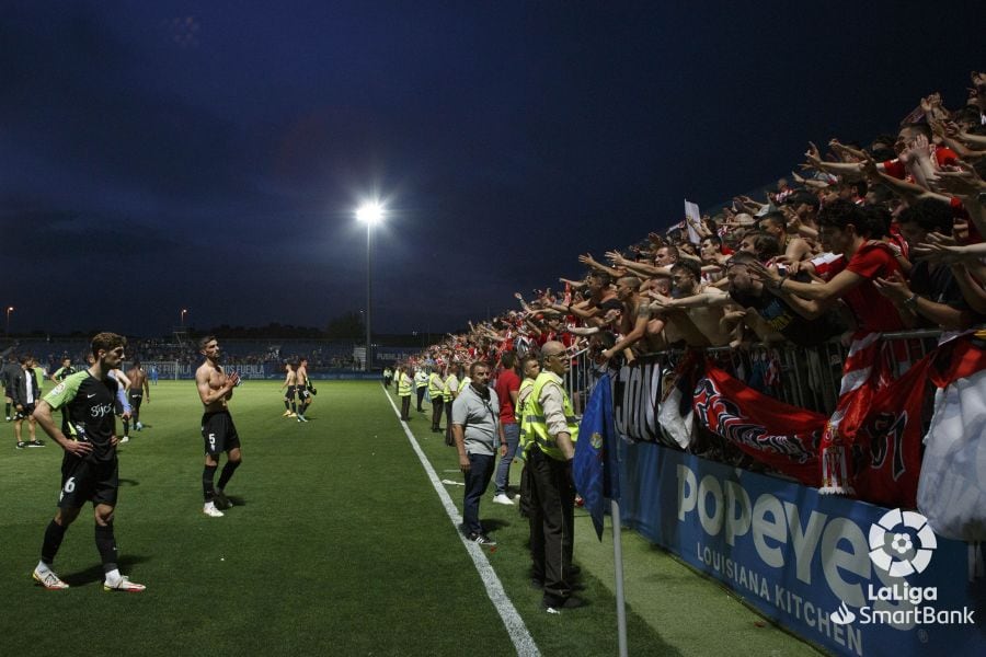 Los jugadores del Sporting se acercaron a saludar a sus aficionados al final del partido.