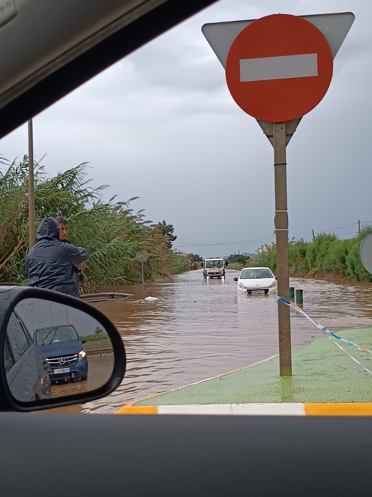 Coche atrapado en el Cruce de las Cañas