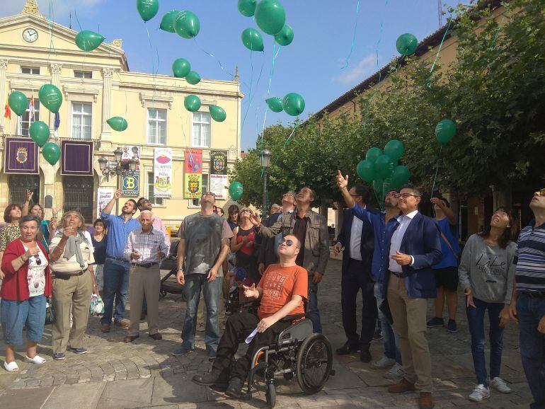 Suelta de globos en la Plaza Mayor con motivo del Día Internacional de la Lesión Medular