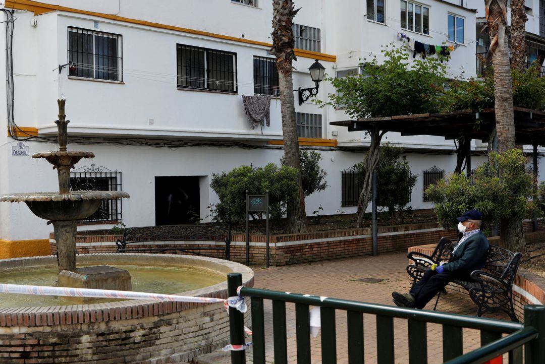 Imagen de archivo. Un vecino rondeño sentado en una de las plazas de la ciudad