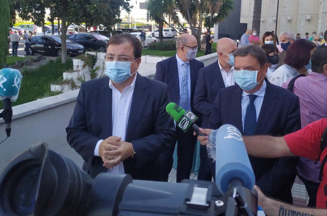 Vara y Luis Planas en declaraciones a los medios antes de la firma de un convenio sobre regadíos para Extremadura