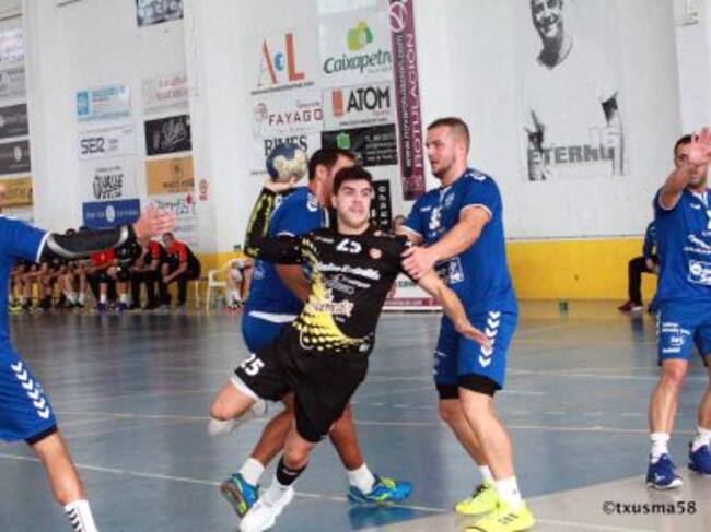 David Maestre lanzando a puerta