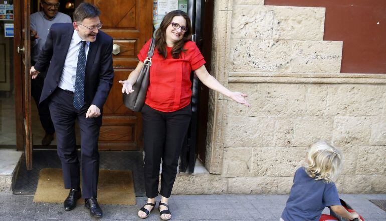 GRA293. VALENCIA, 17/06/2015.- El candidato socialista a la presidencia de la Generalitat, Ximo Puig, y la portavoz parlamentaria de Compromís y previsible vicepresidenta del Consell, Mònica Oltra, a su salida de la comida que han celebrado hoy en Valencia durante casi tres horas y media, en un encuentro que buscaba &quot;conocerse mejor&quot;. EFE/Kai Försterling