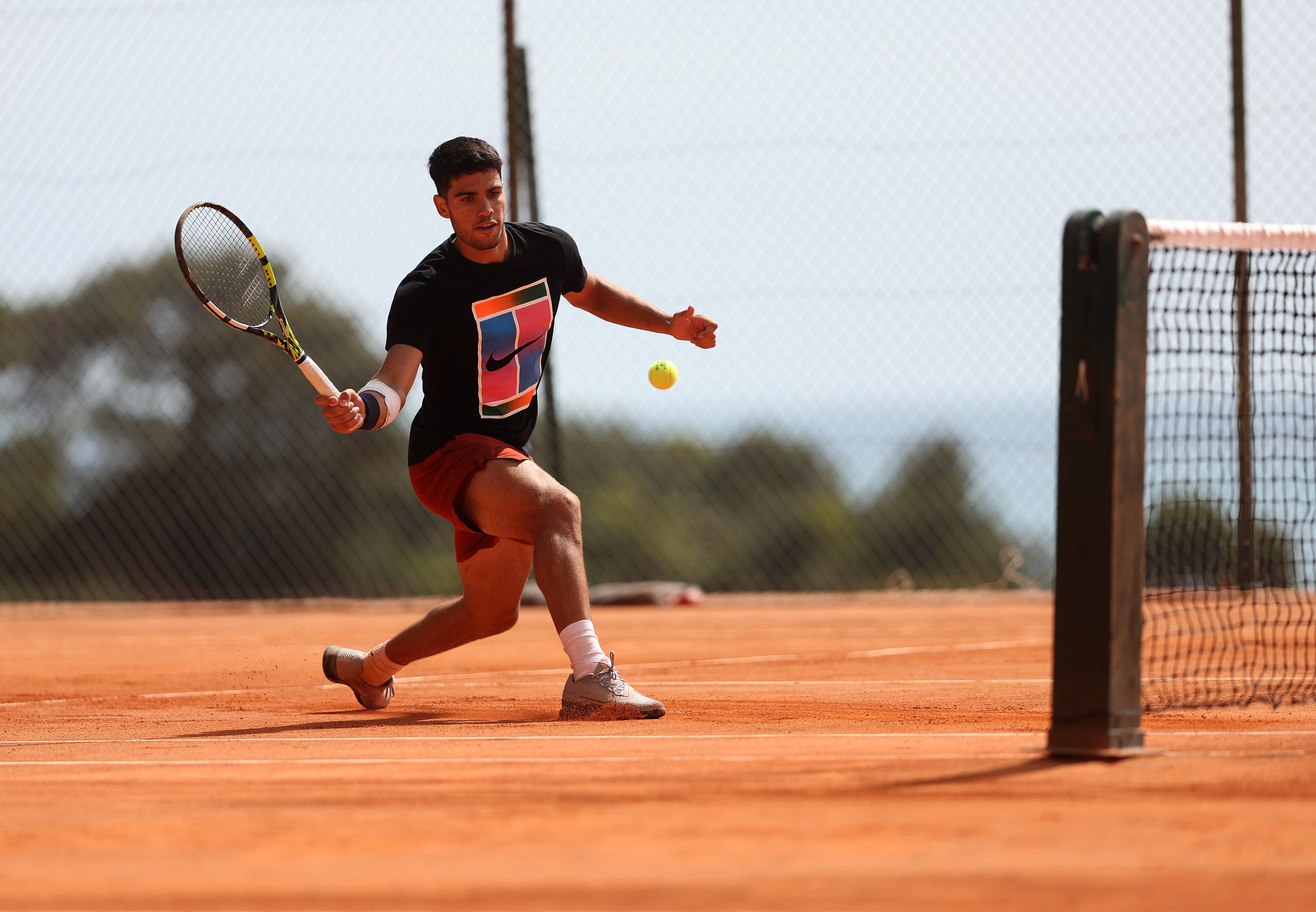 Carlos Alcaraz, durante un entrenamiento de esta temporada sobre tierra batida