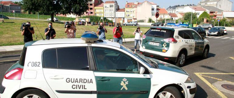 Un vehículo de la Guardia Civil traslada al detenido al juzgado de Carballo
