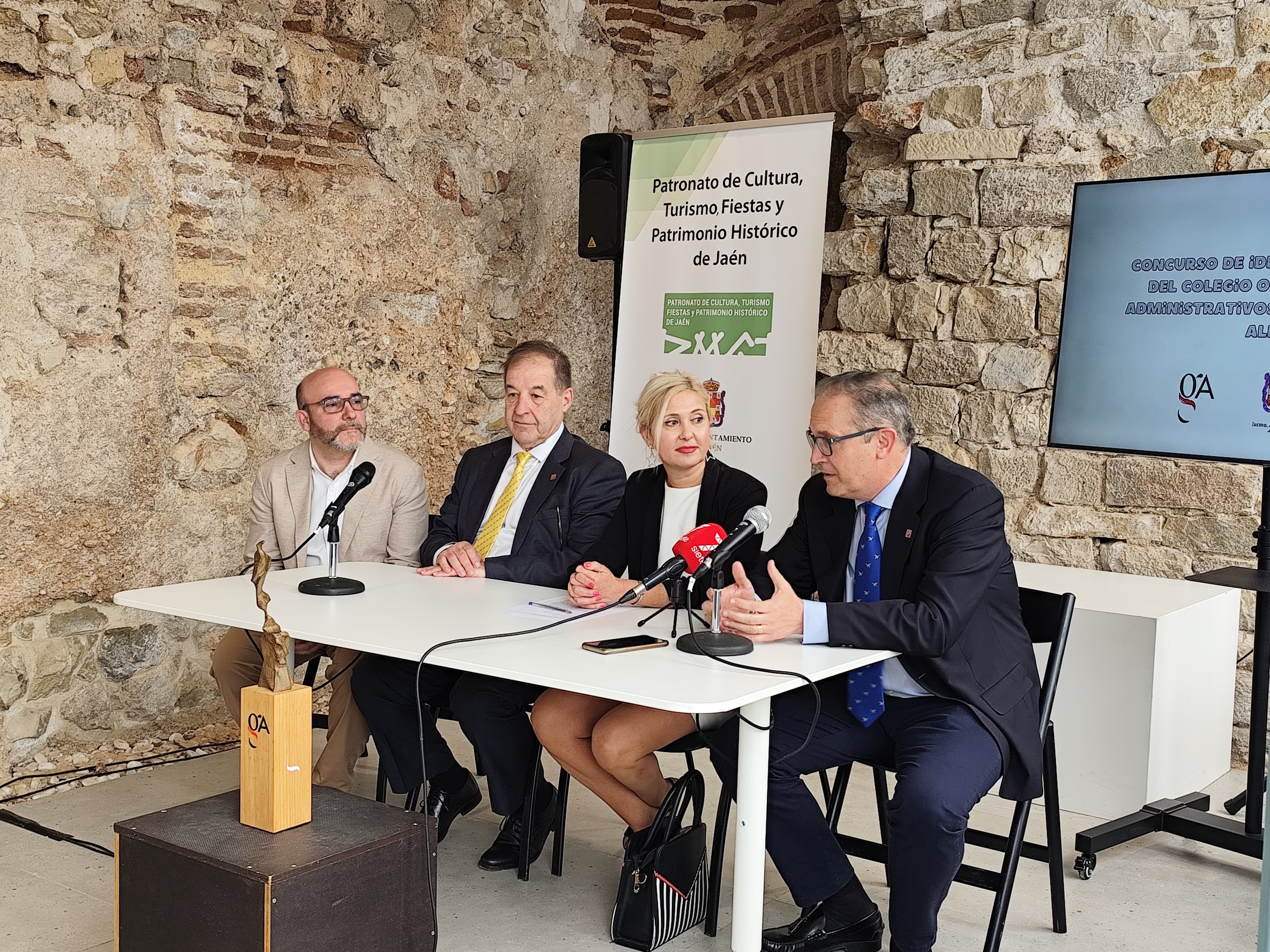 Presentación en rueda de prensa de la escultura del Colegio de Gestores.