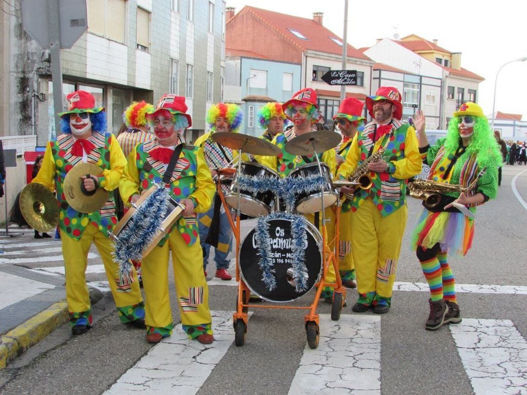 Comparsa durante el desfile de Entroido de A Guarda.