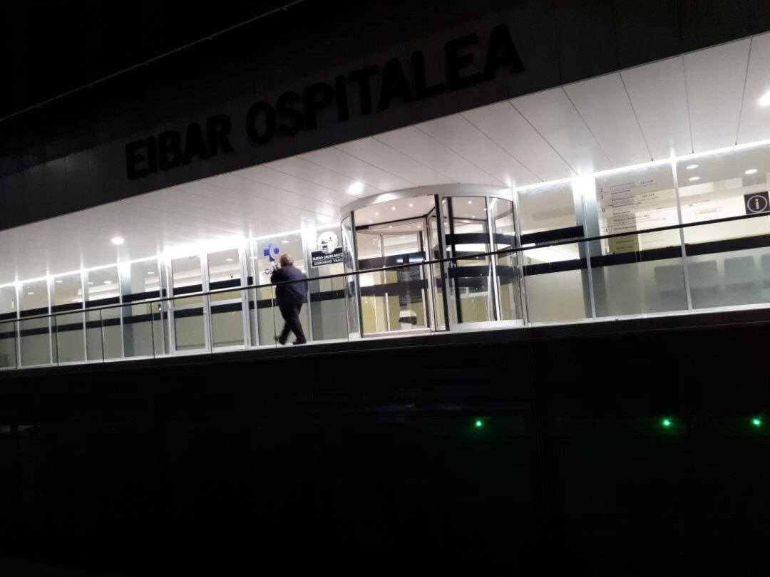 Imagen nocturna de la entrada al hospital de Eibar