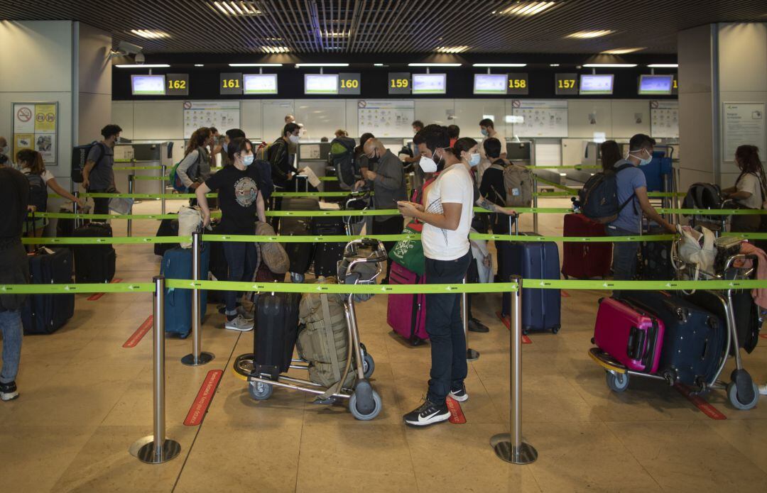 Pasajeros con maletas hacen cola para facturar en la Terminal T1 del Aeropuerto Adolfo Suárez Madrid-Barajas el pasado 1 de julio, día de su apertura y de algunas fronteras de España.