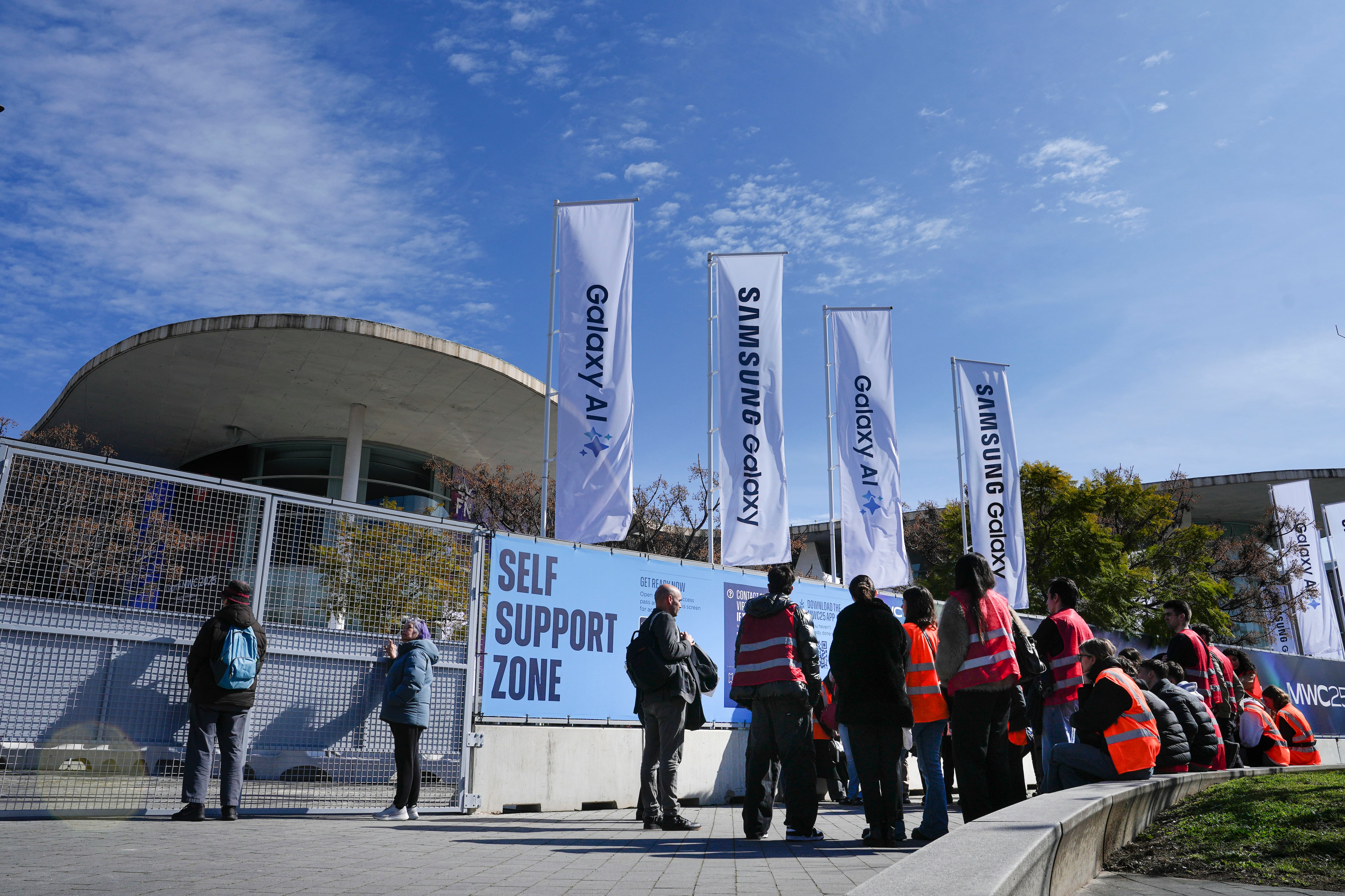 Trabajadores en los preparativos del MWC 2025