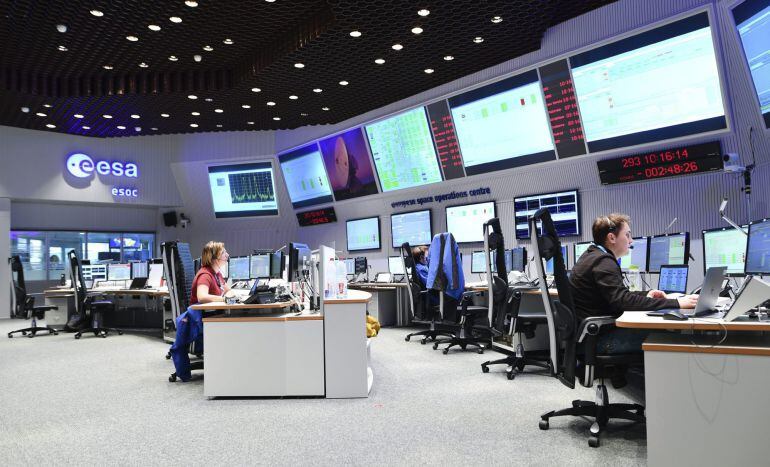 Varios empleados controlan las pantallas en el centro de control de la misión &quot;ExoMars&quot; de la Agencia Espacial Europea (ESA) en Darmstadt (Alemania) hoy, 19 de octubre de 2016. 