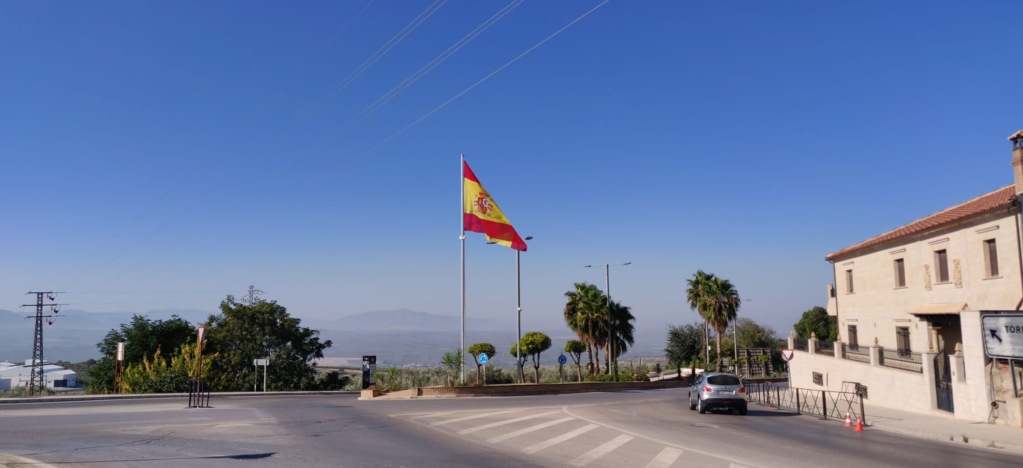 Izado de la bandera en Baeza este 12 de octubre