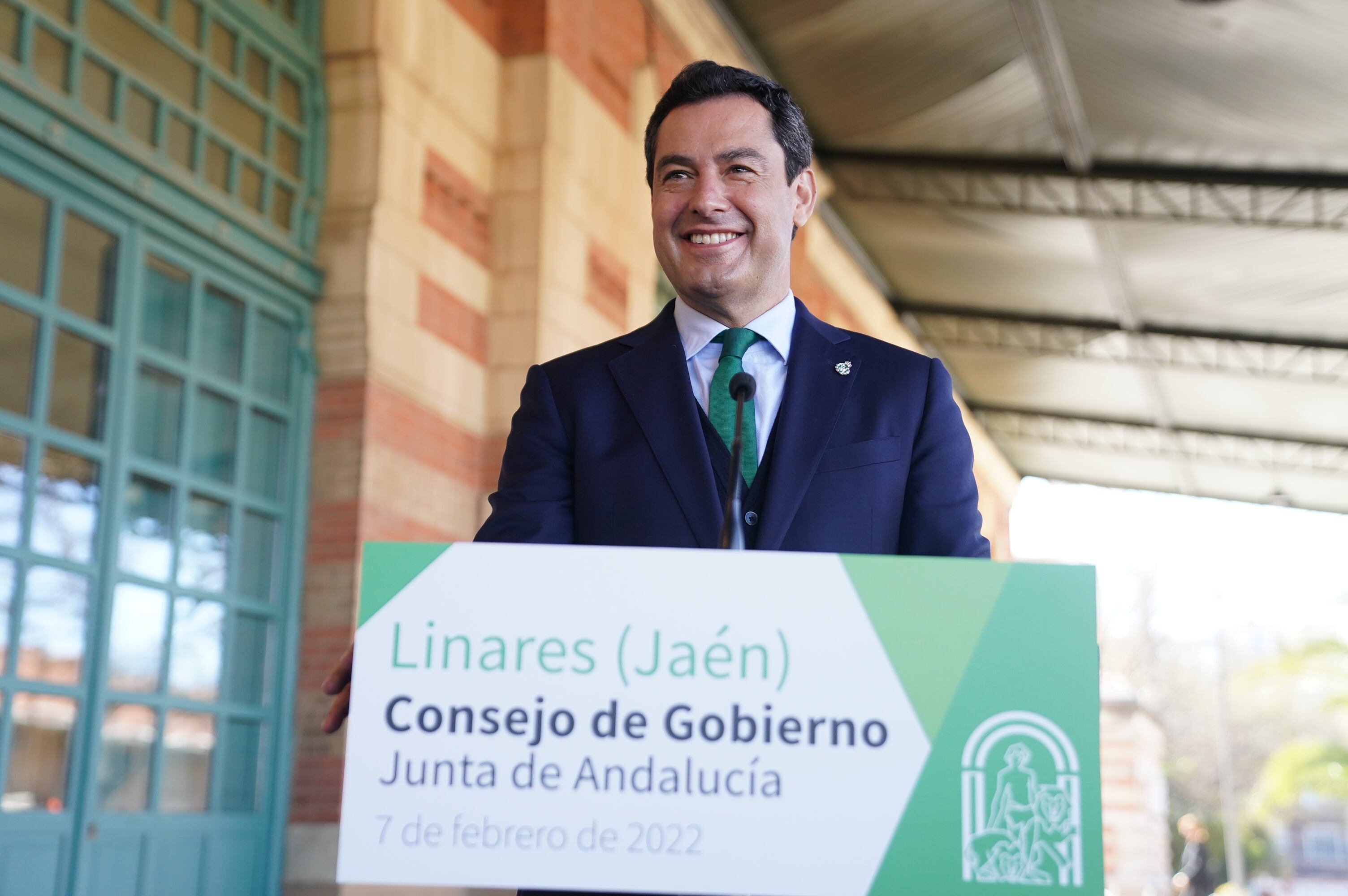 El presidente de la Junta de Andalucía, Juanma Moreno, ha comparecido en rueda de prensa en Linares