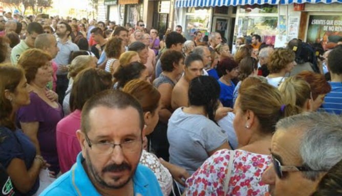 Centenares de vecinos se han concentrado este mediodía en repulsa del doble crímen