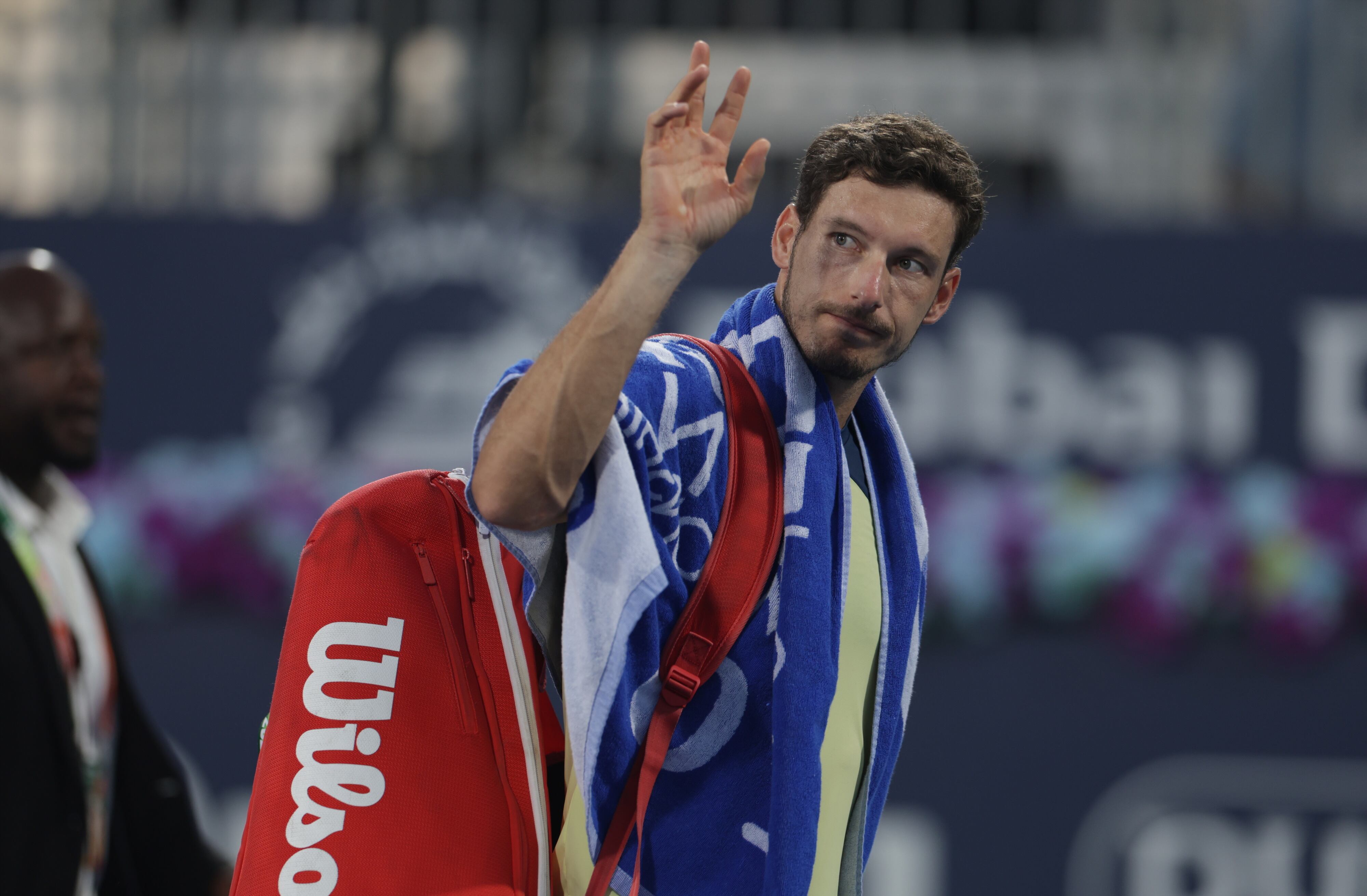 Pablo Carreño se retira al vestuario tras la derrota en Dubái contra Lehecka,