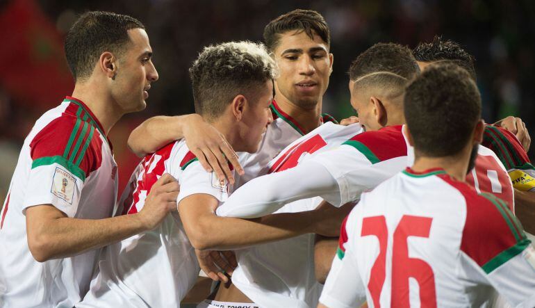 La selección de Marruecos celebra un gol.