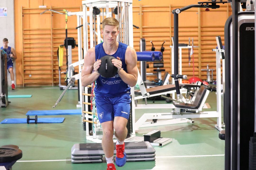 Rinalds Malmanis en el primer entrenamiento con el UCAM Murcia CB