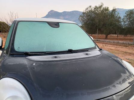 Coche cubierto de escarcha en Marxuquera en Palma de Gandia