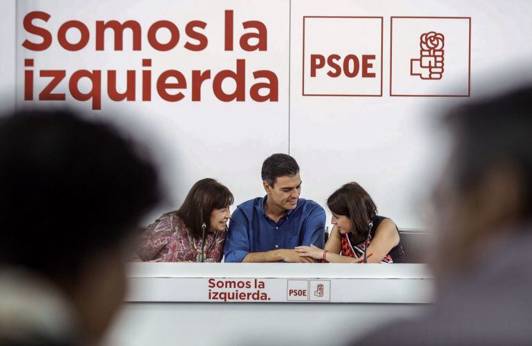 Pedro Sánchez conversa con Cristina Narbona y Adriana Lastra.