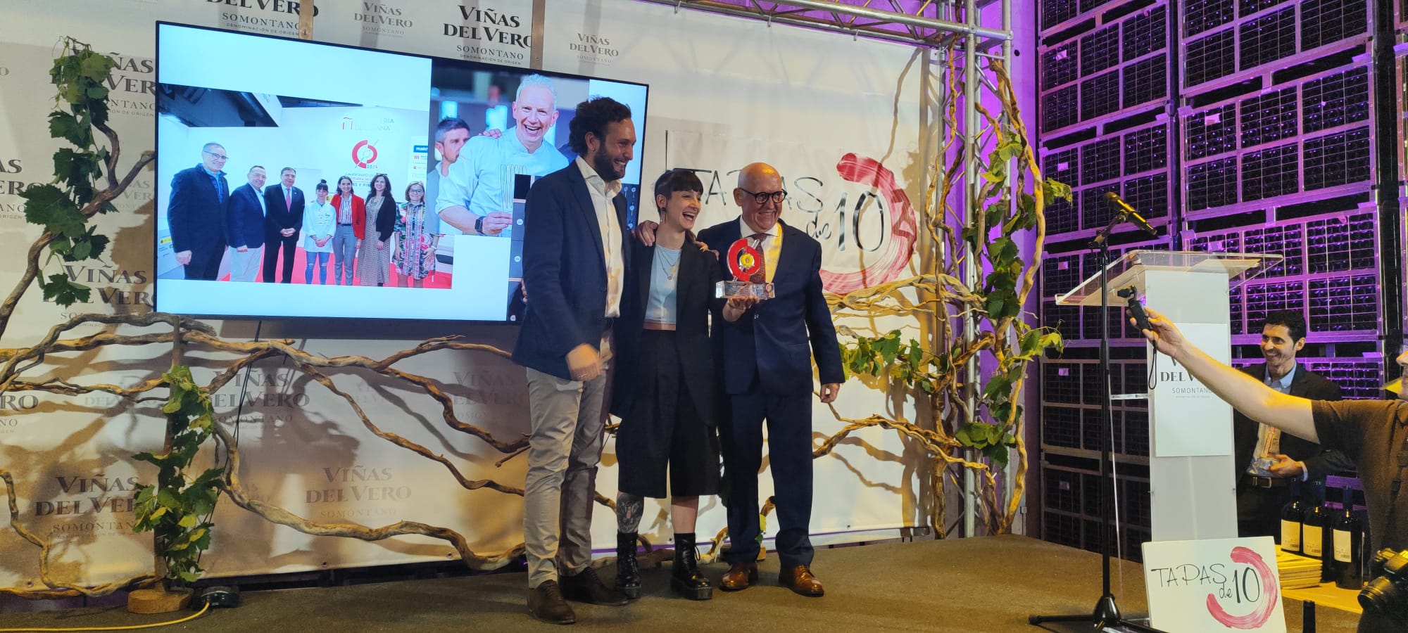 Iris Jordán, chef del restaurante Ansils, recibe el título como ganadora de la mejor tapa de España, celebrado en Madrid Fusión, de manos del presidente de la Diputación Provincial de Huesca, Isaac Claver, y del presidente de los hosteleros de España, José Luis Yzuel.