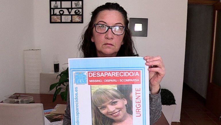 Marian Amparo Vela, madre de Rosana, con un cartel de su hija eN la mano