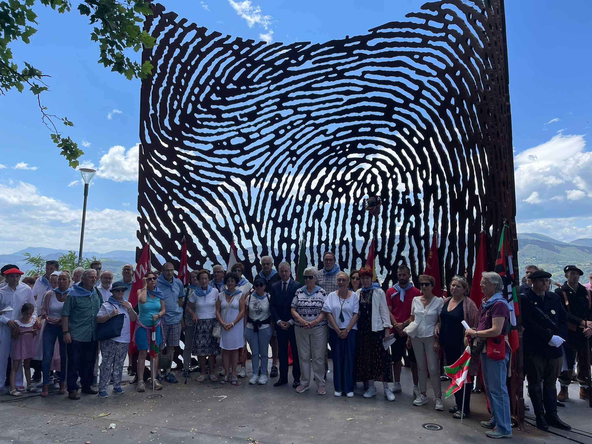 El Lehendakari Iñigo Urkullu con los familiares de los gudaris y milicianos