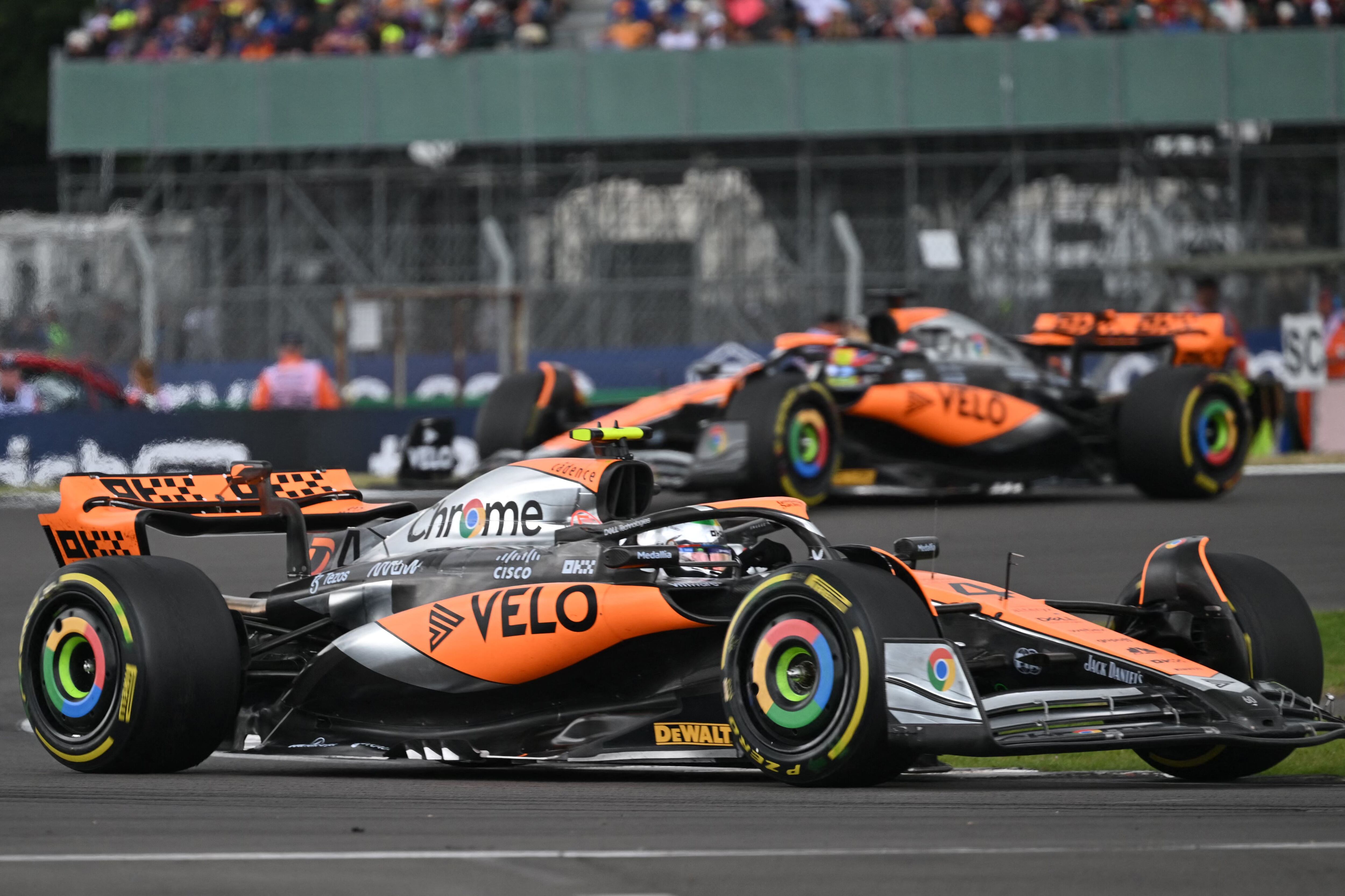 Los Mclaren de Norris y Piastri, durante el GP de Gran Bretaña en Silverstone