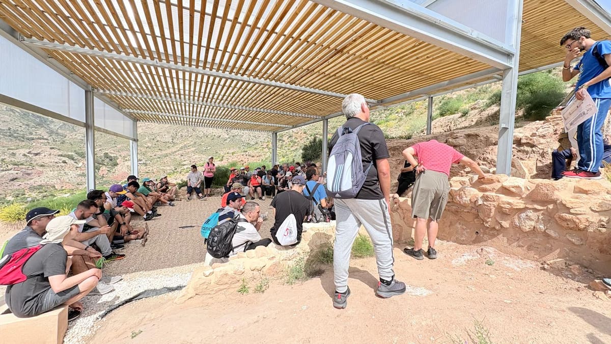 Penya Negra de Crevillent acoge una jornada de senderismo inclusivo con asociaciones de personas con discapacidad intelectual