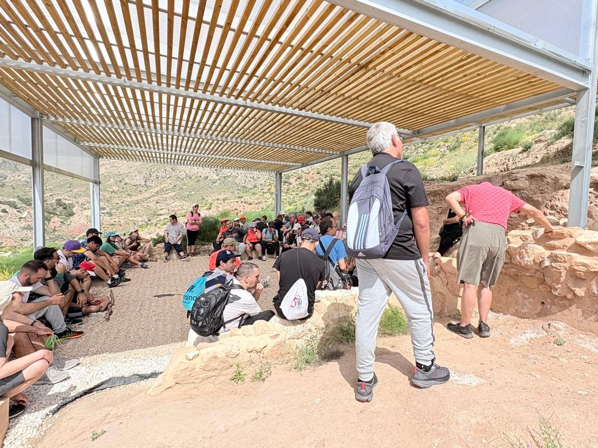 Penya Negra de Crevillent acoge una jornada de senderismo inclusivo con asociaciones de personas con discapacidad intelectual