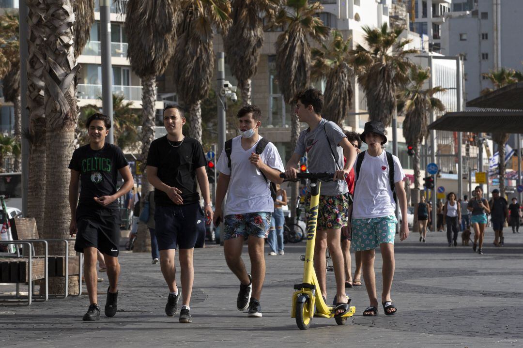 Varios jóvenes pasean por las calles de Tel Aviv, en Israel