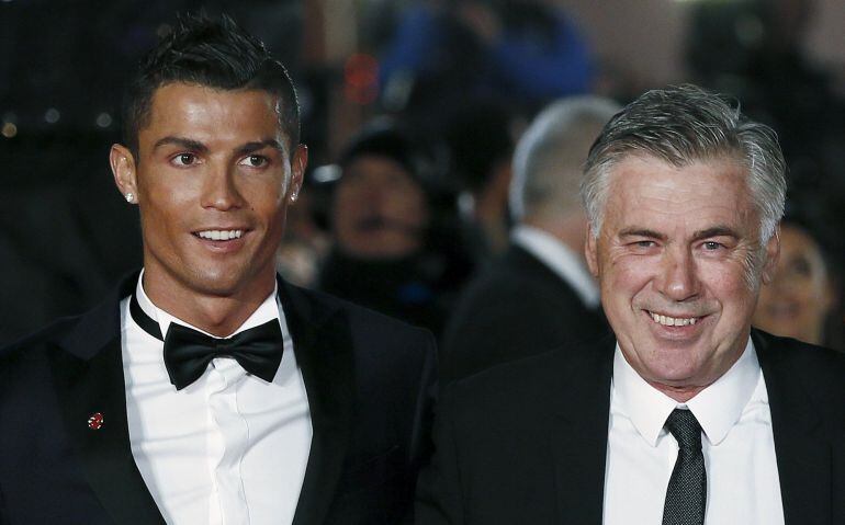 Ancelotti posa con Cristiano Ronaldo durante la presentación de la película del portugués 