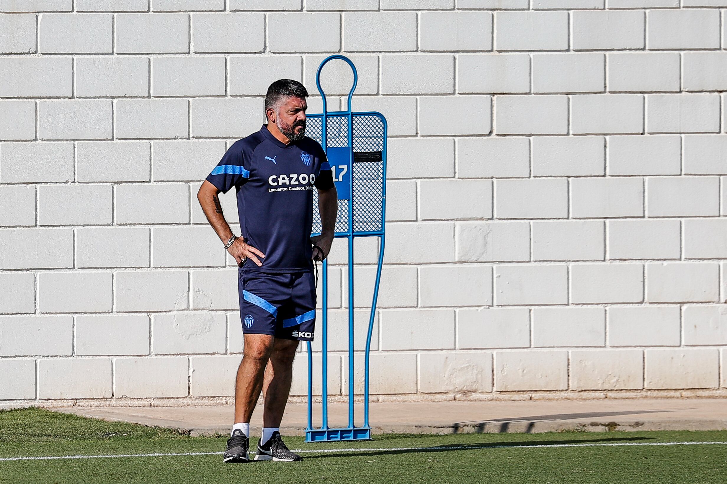 GRAFCVA7863. PATERNA (VALENCIA), 26/08/2022.- El técnico del Valencia CF, el italiano Gennaro Gattuso, observa a sus jugadores durante el entrenamiento de este viernes en la ciudad deportiva del club, previo al partido de la tercera jornada de La Liga que les enfrentará el próximo lunes en Mestalla al Atlético de Madrid. EFE/Manuel Bruque
