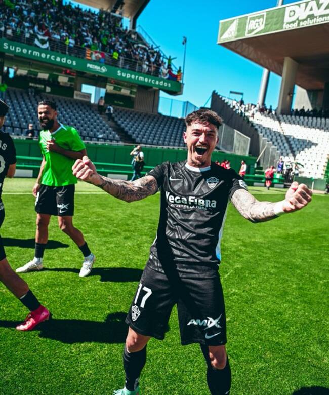 Josan celebra la victoria del Elche CF en el Nuevo Arcángel de Córdoba