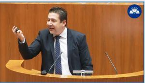 El portavoz de la UPL, Luis Mariano Santos, enseña carbón ruso que se quema en Gordón