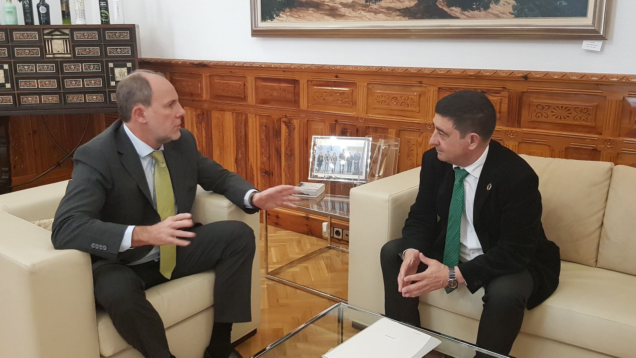 De izquierda a derecha, el rector de la UJA, Nicolás Ruiz, y el presidente de la Diputación, Francisco Reyes.