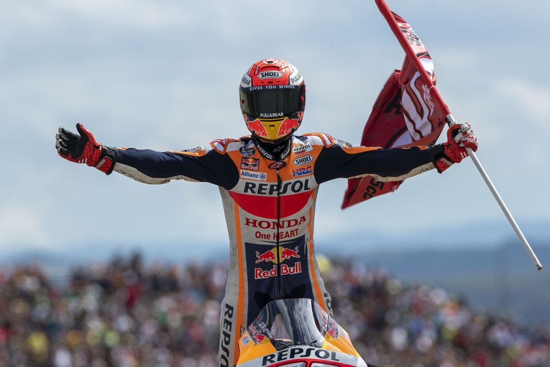 Marc Márquez celebra la victoria en el GP de Aragón