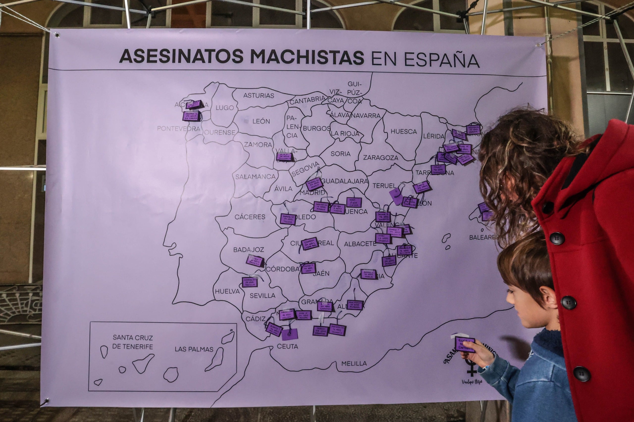 Los ciudadanos colocaban los nombres de las víctimas por violencia machista en sus lugares de nacimiento.