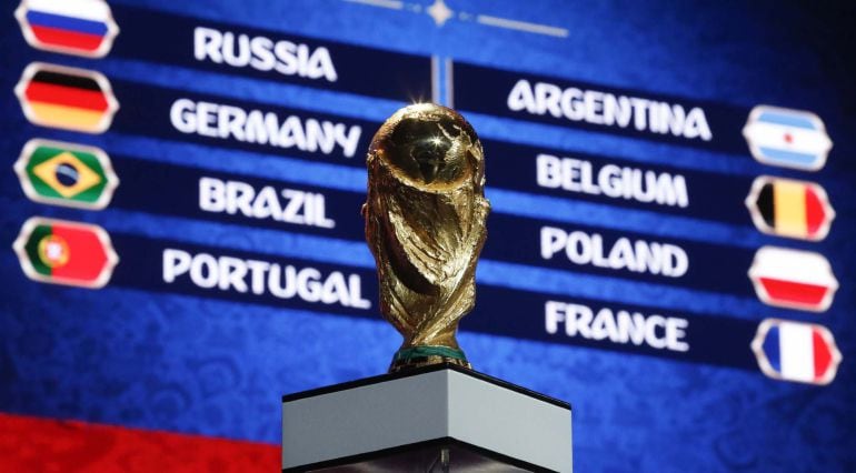 La Copa del Mundo, en el ensayo del sorteo del Mundial de Rusia 2018.