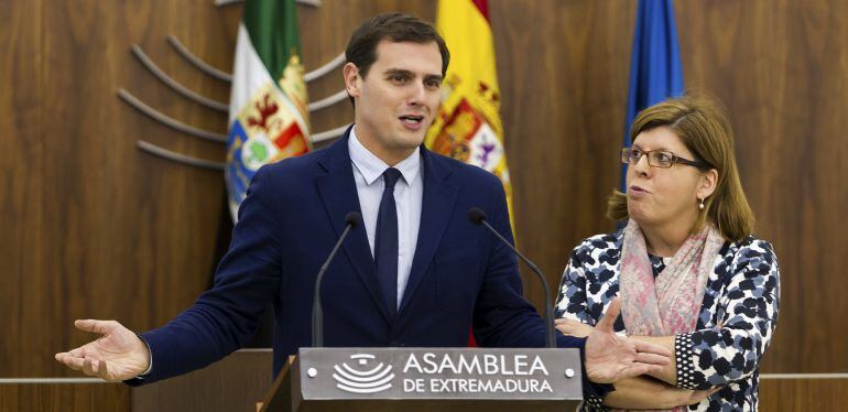 Albert Rivera junto a Victoria Domínguez, en la Asamblea