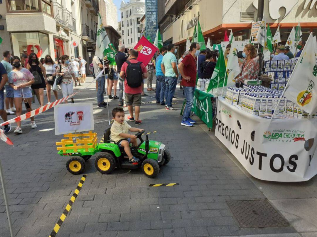 Los ganaderos leoneses protestan por los bajos precios de la leche