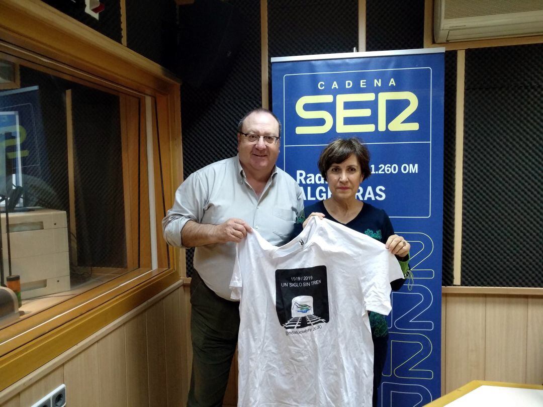 Arantza Montero, presidenta de Andalucía Bay 20:30 el pasado mes de abril nos hacía entrega de la camiseta &quot;Un siglo sin tren&quot;.