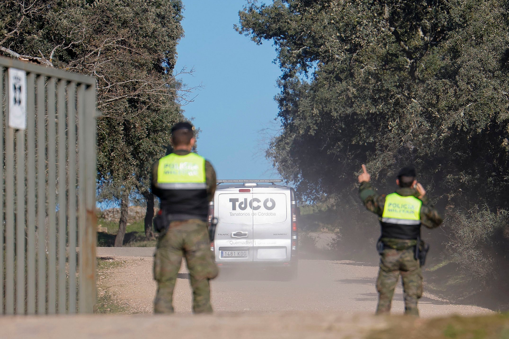 CÓRDOBA, 21/12/2023.- Un vehículo de los servicios funerarios del tanatorio de Córdoba sale de la base de la Brigada &quot;Guzmán el Bueno&quot; X de Cerro Muriano, tras el hallazgo de los dos cuerpos sin vida de los militares desaparecidos durante una maniobras que se estaban llevando a cabo en un embalse de la provincia cordobesa.- EFE/ Salas
