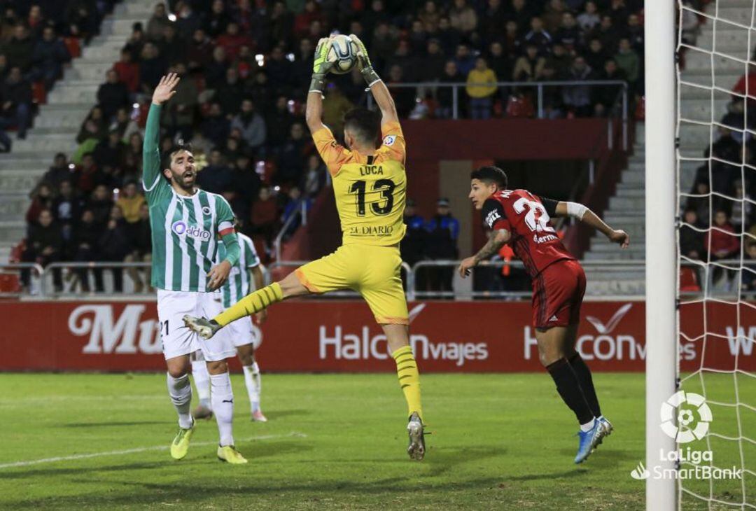 Luca Zidane atrapa un balón ante la mitada de Figueras y Marcos André