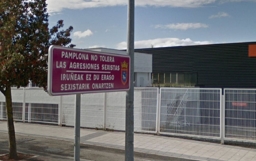 Cartel a la entrada a Pamplona por Buztintxuri.