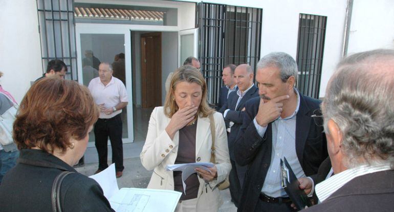 Isabel Nieto, concejala de Urbanismo de Granada, en una visita de obras junto a un técnico de su área