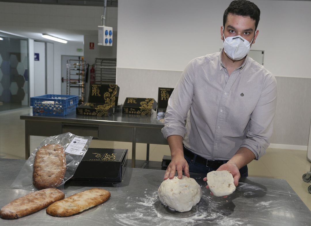 David López muestra la elaboración de la torta de chicharrones de lechazo desarrollada en el GEO, Gastroespacio del Ovino de Paredes de Nava (Palencia)